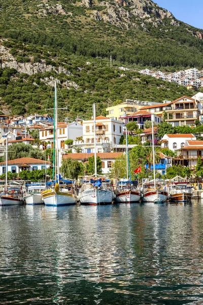 Marina com barcos de pesca e iates em uma cidade resort ensolarado . — Fotografia de Stock