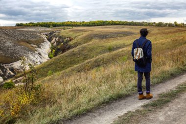 Çok renkli çim ile güzel bir sonbahar kariyerinde genç adam. 