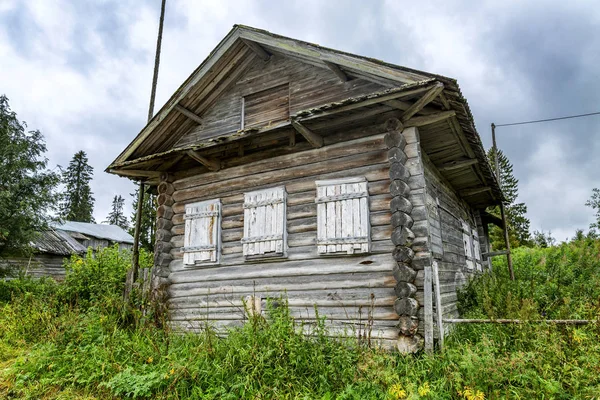Vecchia casa in legno vicino al fiume. Bellissimo paesaggio . — Foto Stock