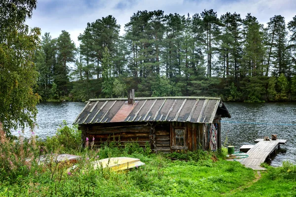 Velha casa de madeira junto ao rio. Bela paisagem . — Fotografia de Stock