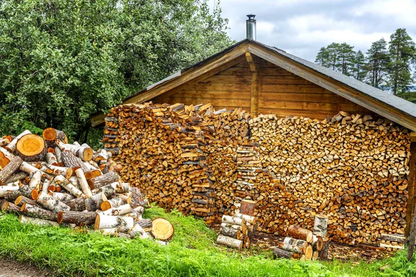 Holzstapel mit Holz in einem Landhaus. — Stockfoto