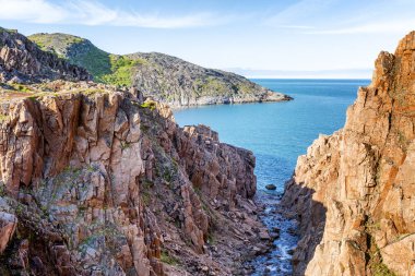 Açık güneşli bir günde kayalık deniz kıyısı. Güzel kuzey doğa.