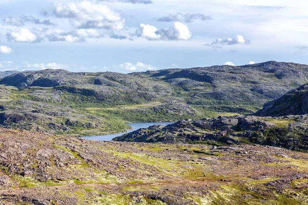 Vackert kuperat nordligt landskap. Underbar hård natur. — Stockfoto