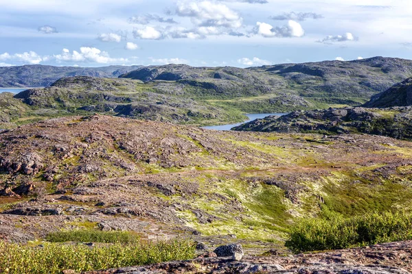 Vackert kuperat nordligt landskap. Underbar hård natur. — Stockfoto