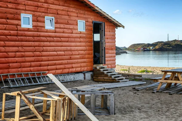 바다가 있는 목조 주택입니다. 클로즈업. 아름다운 북부 풍경. — 스톡 사진