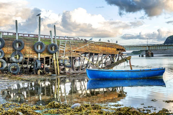 Vieux bateau abandonné sur le rivage. Sombre belle nature nordique . — Photo