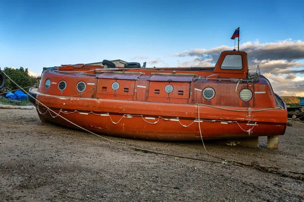 Vecchia barca abbandonata sulla riva. Sottomarino arancione. Triste natura settentrionale . — Foto Stock