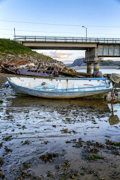 Vieux bateau abandonné sur le rivage. Nature nordique sombre . — Photo