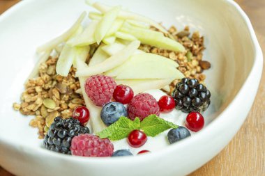 Müsli bir kapta taze çilek ve meyve ile. Close. Lezzetli ve sağlıklı kahvaltı.