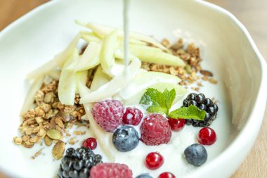 Müsli bir kapta taze çilek ve meyve ile. Close. Lezzetli ve sağlıklı kahvaltı.