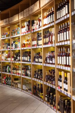 Büyük şarap rafları. Birçok farklı alkollü içecek. Lüks enoteca. Fotoğraf bulanık..