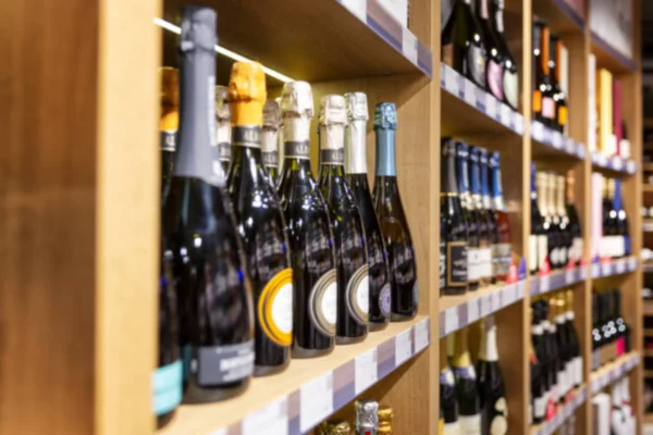 Büyük şarap rafları. Birçok farklı alkollü içecek. Lüks enoteca. Fotoğraf bulanık..