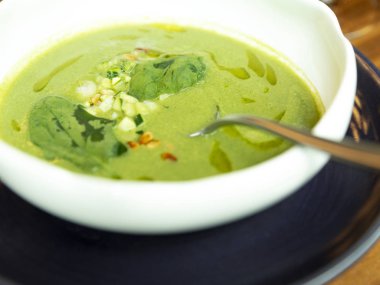 Bir kapta yeşil brokoli püresi çorbası. Lezzetli müstahkem yemek. Close.