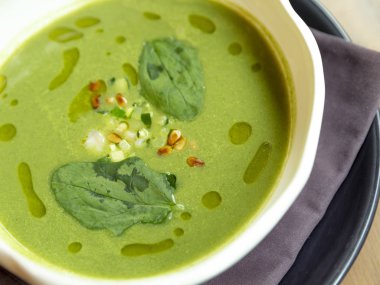 Bir kapta yeşil brokoli püresi çorbası. Lezzetli müstahkem yemek. Close.
