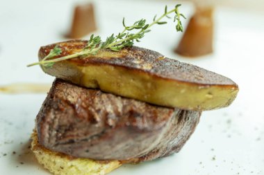 Tabakta ızgara et madalyonu. Güzel dekore edilmiş yemek. Close.