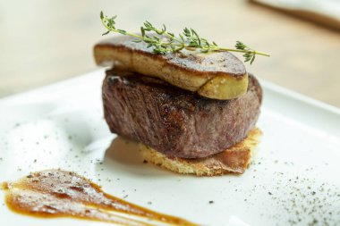 Tabakta ızgara et madalyonu. Güzel dekore edilmiş yemek. Close.