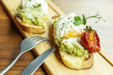 Haşlanmış yumurtalı sandviç. Güzel dekore edilmiş kahvaltı. Close.