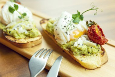 Haşlanmış yumurtalı sandviç. Güzel dekore edilmiş kahvaltı. Close.