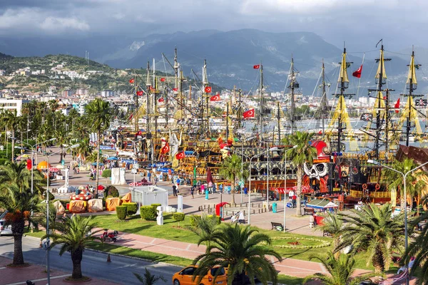 Alanya, Turquía, 05 / 07 / 2019: Hermosa vista del puerto en la ciudad . — Foto de Stock