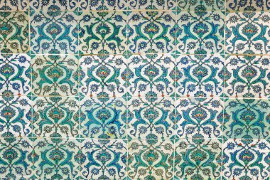 İstanbul, Türkiye, 22.05.2019: Topkapı Sarayı'nda Osmanlı dönemi desenli dekoratif çiniler.