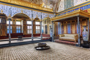 İstanbul, Türkiye, 22.05.2019: Topkapı Sarayı'ndaki Konsey Odası. Zengin iç dekorasyon.