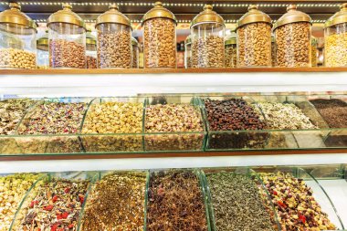 Mağazada raflarda çeşni çeşitleri. Yakın çekim, metin için alan.