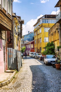 İstanbul, Türkiye, 24.05.2019: Eski evlere sahip Arnavut kaldırımlı sokak. 