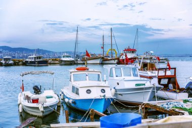 Demirli teknelerle marina. Güzel manzara, parlak güneşli bir gün.