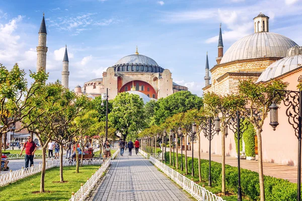 Estambul, Turquía, 22 / 05 / 2019: Hermosa vista desde el parque hasta la Catedral de Aya Sofia. Día soleado de verano . — Foto de Stock