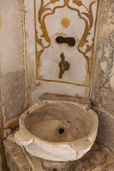 El interior del cuarto de baño en el harén del harén en el Palacio de Topkapi. Vertical . — Foto de Stock