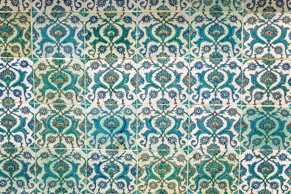 İstanbul, Türkiye, 22.05.2019: Topkapı Sarayı'nda Osmanlı dönemi desenli dekoratif çiniler.