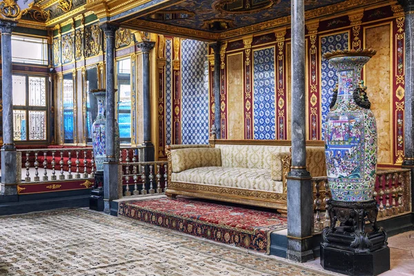 Κωνσταντινούπολη, Τουρκία, 05/22/2019: Αίθουσα Συμβουλίου στο παλάτι Τοπ Καπί. Πλούσια εσωτερική διακόσμηση. — Φωτογραφία Αρχείου