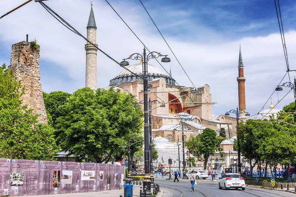 Estambul, Turquía, 22 / 05 / 2019: Hermosa vista desde el camino a la Catedral de Aya Sofia . — Foto de Stock