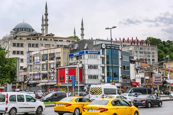 Estambul, Turquía, 22 / 05 / 2019: Tráfico por las calles Istric de la ciudad. Zona portuaria . — Foto de Stock
