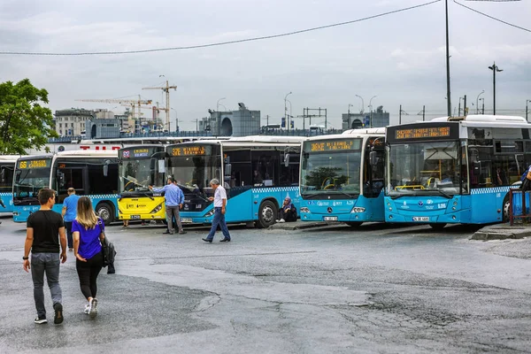 Κωνσταντινούπολη, Τουρκία, 05/22/2019: Σταθμός λεωφορείων στην πόλη. — Φωτογραφία Αρχείου