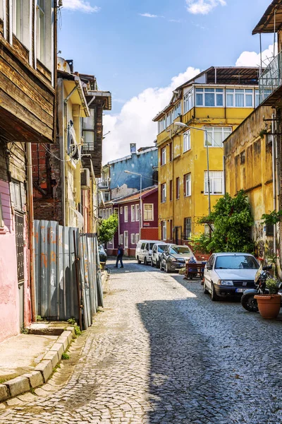 Estambul, Turquía, 24 / 05 / 2019: Calle adoquinada con casas antiguas . — Foto de Stock