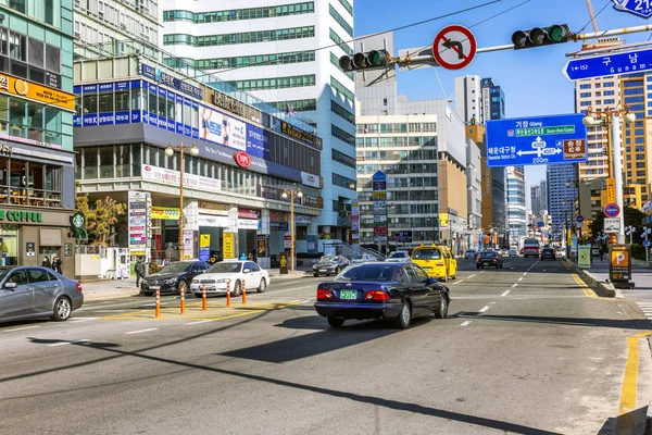 Busan, South Korea, 01/01/2018: Traffic on the city streets. Highway along the main beach. Beautiful landscape. — Stock Photo, Image