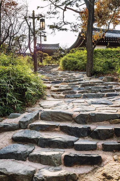 Escalera de piedra en un hermoso parque asiático . — Foto de Stock