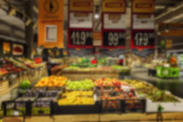 Verschillende fruit op de teller in de supermarkt. De foto is wazig. — Stockfoto