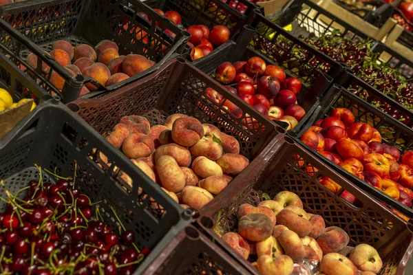 Diferentes frutas en el mostrador del supermercado. Primer plano . — Foto de Stock