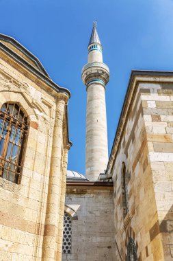 Mevlana Müzesi avlusu dış. Güzel tarihi bir bina. Parlak güneşli bir gün. 