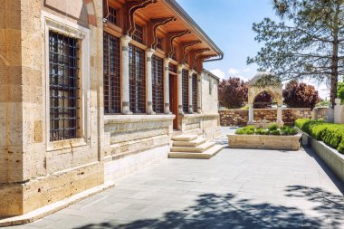 Mevlana Müzesi avlusu dış. Güzel tarihi bir bina. Parlak güneşli bir gün. 
