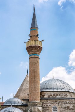Güneşli bir günde parlak mavi gökyüzüne karşı eski minare. Close.