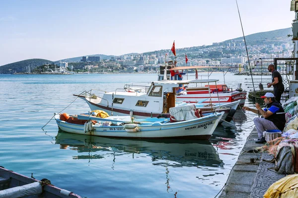 Kusadasi, Turkiet, 05/19/2019: fiskare i hamnen fångar fisk. — Stockfoto