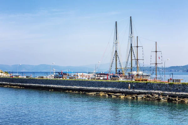 Kusadasi, Turquía, 19 / 05 / 2019: Muelle en el mar con cafeterías y restaurantes. Los turistas están rodeados de hermosa naturaleza . — Foto de Stock