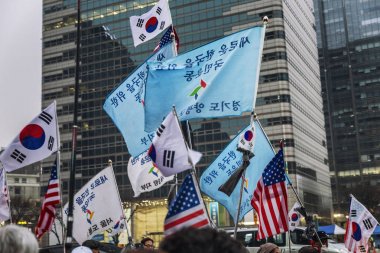 Turkuaz denizde kalp şeklinde taş. Güzel manzara. Close.