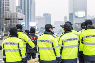 Seul, Güney Kore, 12/30/2017: şehir caddesinde insanları göstermek. Polis.