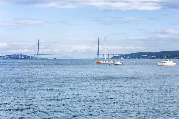 Vladivostok 'ta denizde gemiler. Güneşli bir günde güzel deniz manzarası. — Stok fotoğraf