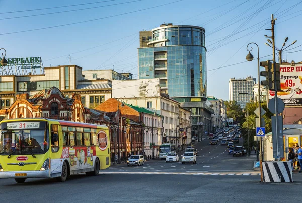 블라디보스토크, 러시아, 09/22/2017: 자동차, 버스 및 사람들이 있는 도시 거리. 아름다운 풍경. — 스톡 사진