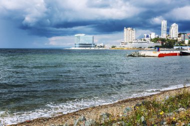 Marinalı modern bir deniz şehri. Güneşli gün, güzel manzara.